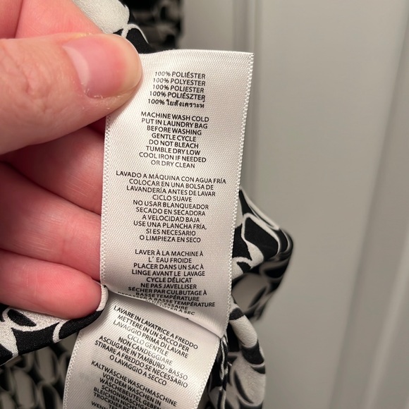 {Michael by Michael Kors} Light and Airy Geometric Blouse - Size Extra Small - Picture 4 of 8